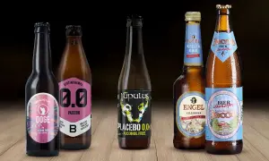 Cinque bottiglie di birra analcolica, tra cui Doge, Bertinchamps 0.0, Lupulus Placebo, Engel e Jacob. Le migliori birre analcoliche per ogni occasione.