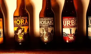 Cinque bottiglie di birra artigianale di Eternal City Brewing, con etichette raffiguranti monumenti e figure iconiche.