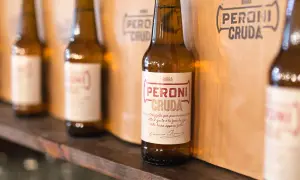 Bottiglie di birra Peroni Cruda, non pastorizzata per preservare tutto il gusto e la freschezza. Il significato di "cruda" è proprio questo: freschezza autentica.