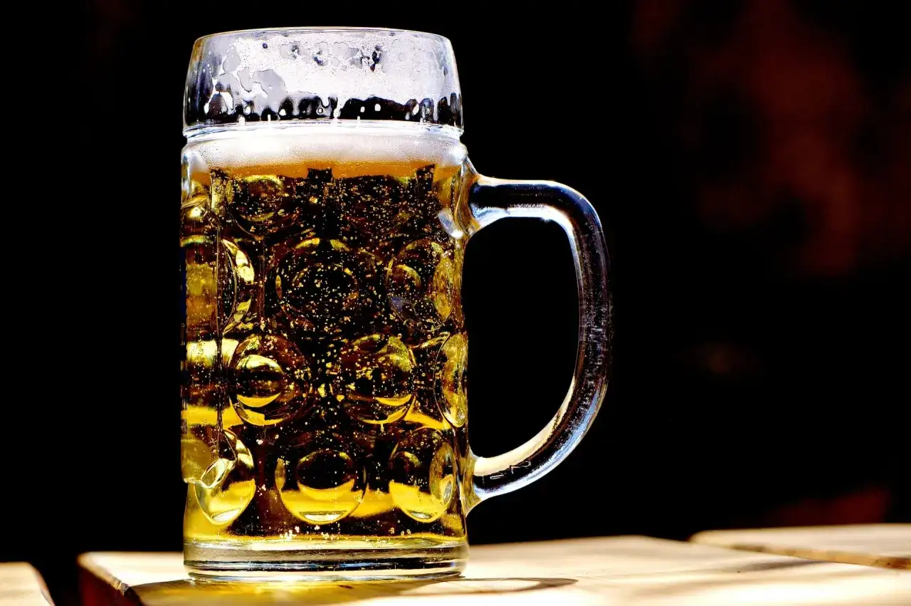 Boccale di birra dorata con schiuma, un brindisi a chi ha inventato la birra!