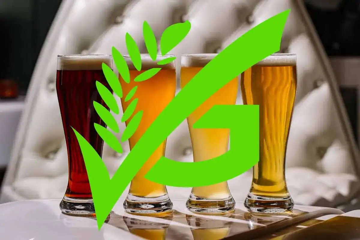 Quattro bicchieri di birra, uno scuro e tre chiari, con un simbolo verde che indica che la birra contiene glutine.
