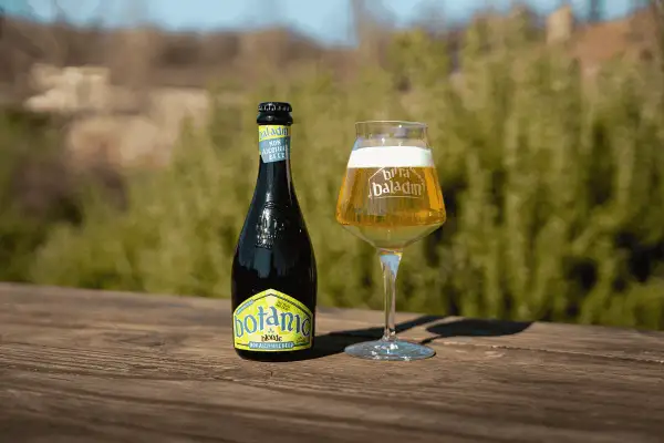 Birra alla canapa botanic blonde, senza alcol. Scopri i suoi effetti rilassanti e il gusto unico.