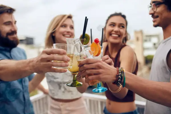 Amici brindano con cocktail colorati, pensando ai birra valori nutrizionali.